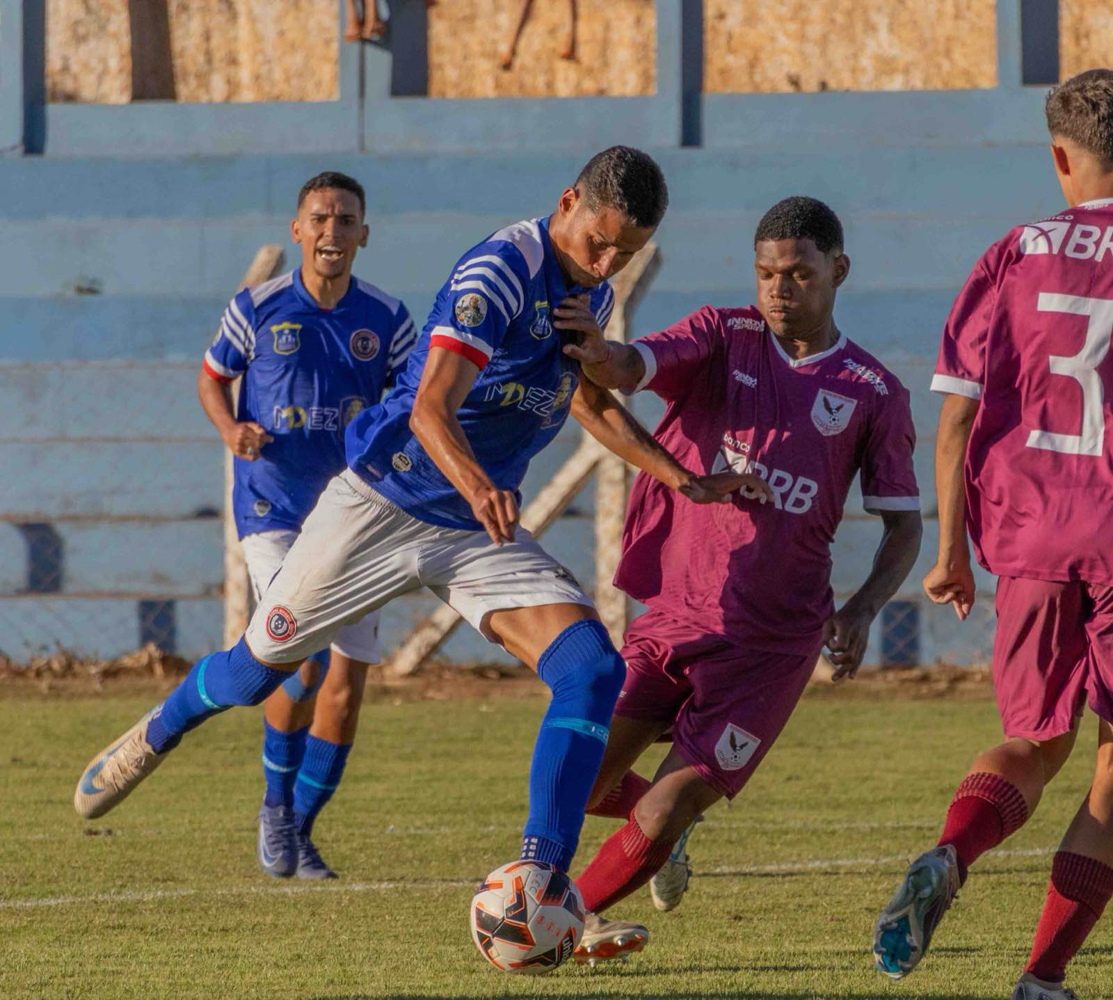 Disputa de bola em jogo da final, dois jogadores dividem a jogada.