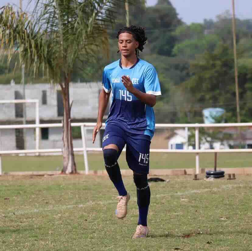 Jogador do Canaã em corrida individual durante a preparação física.