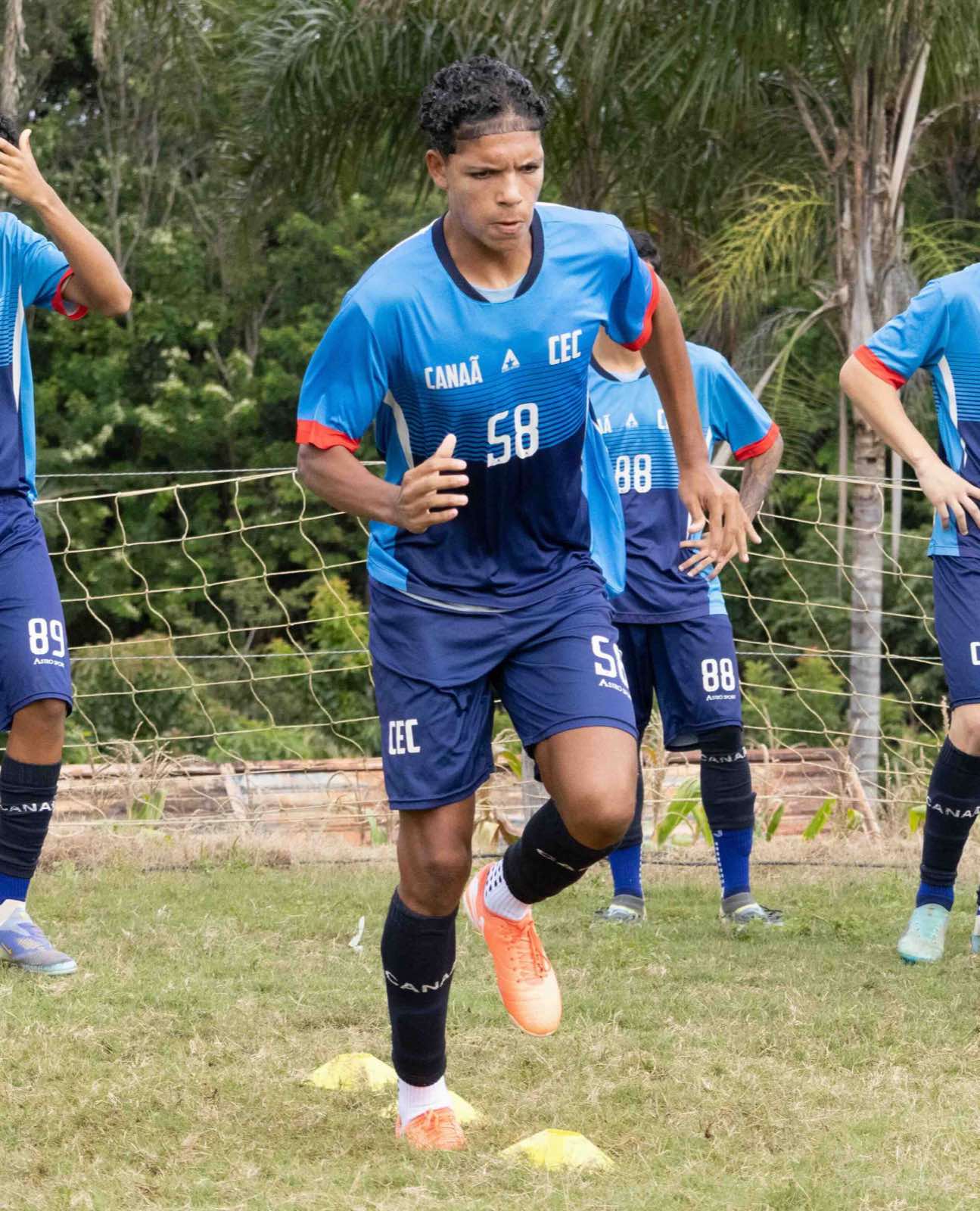 Jogador do Canaã correndo entre cones durante o treino.