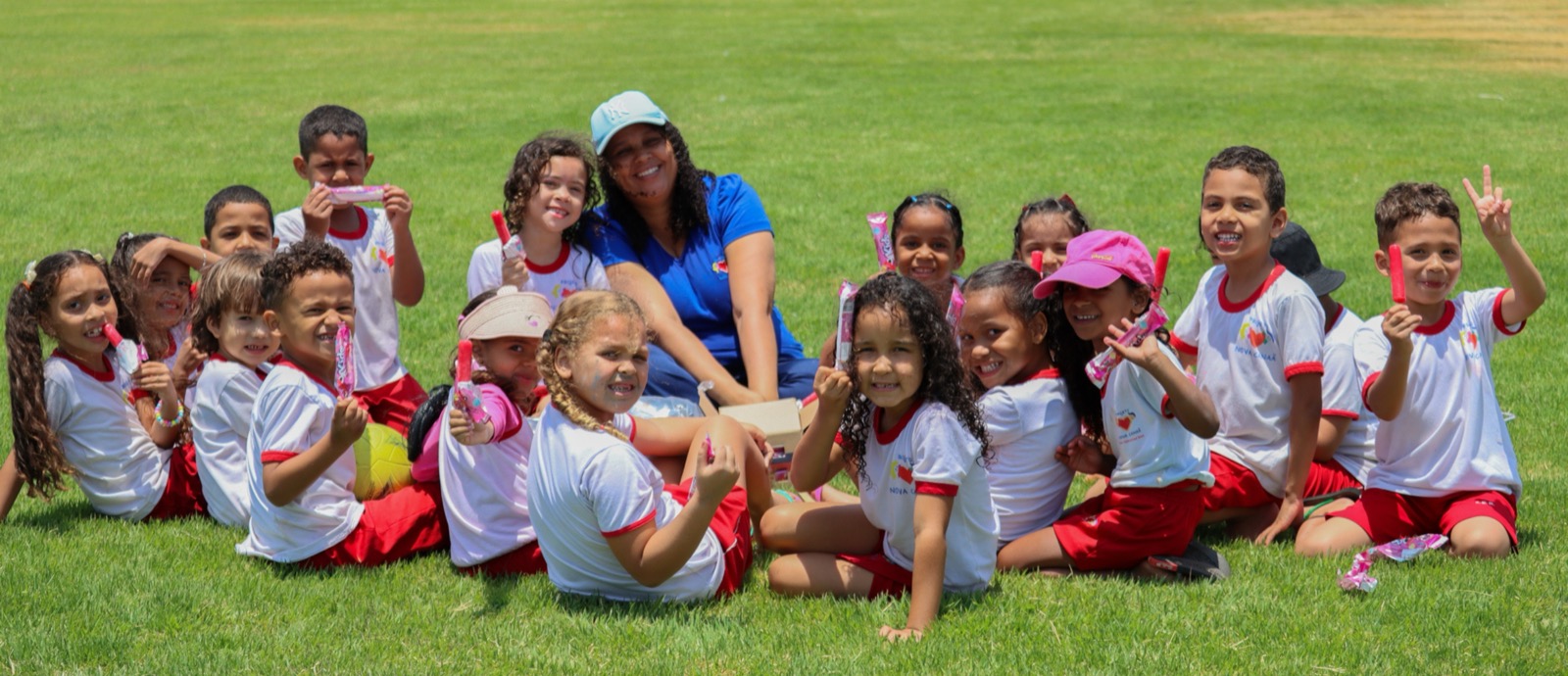 Crianças e educadores do Projeto Nova Canaã em atividade